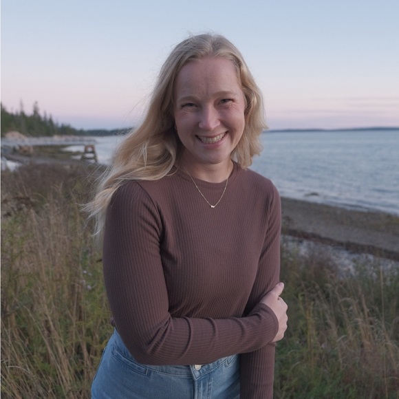 Meet your Posher, Jennie - Picture 2 of 2